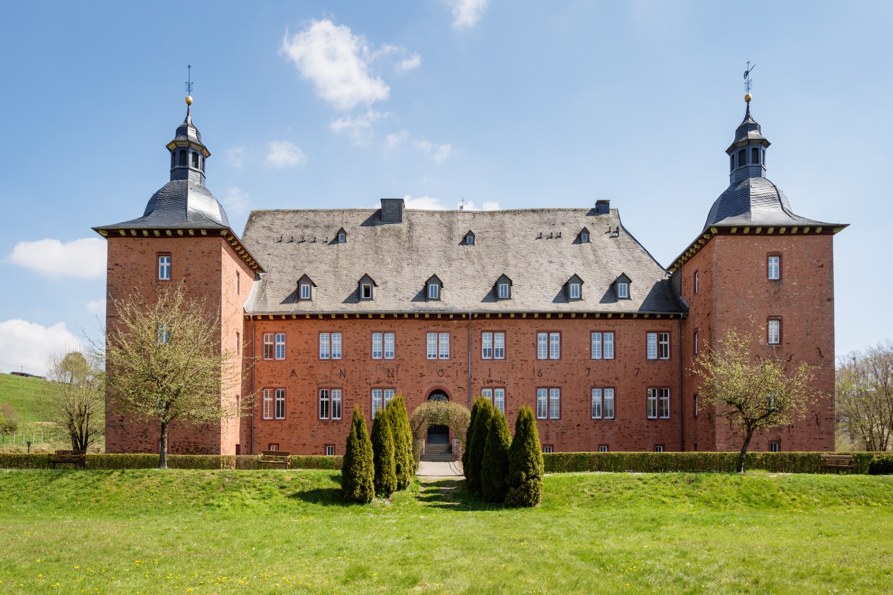 Der Schlosspark vor dem Fenster