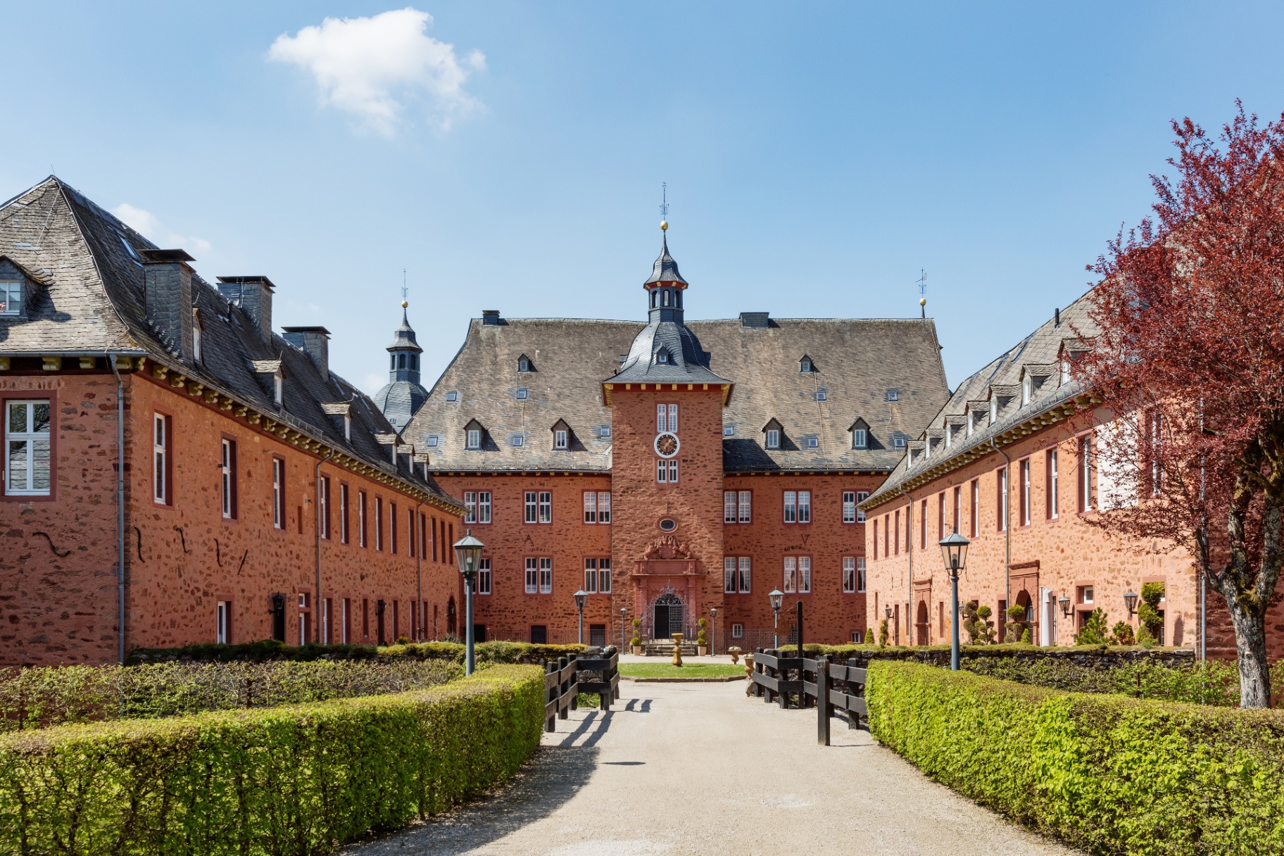 Innenhof des Wasserschlosses Adolphsburg mit barocker Fassade