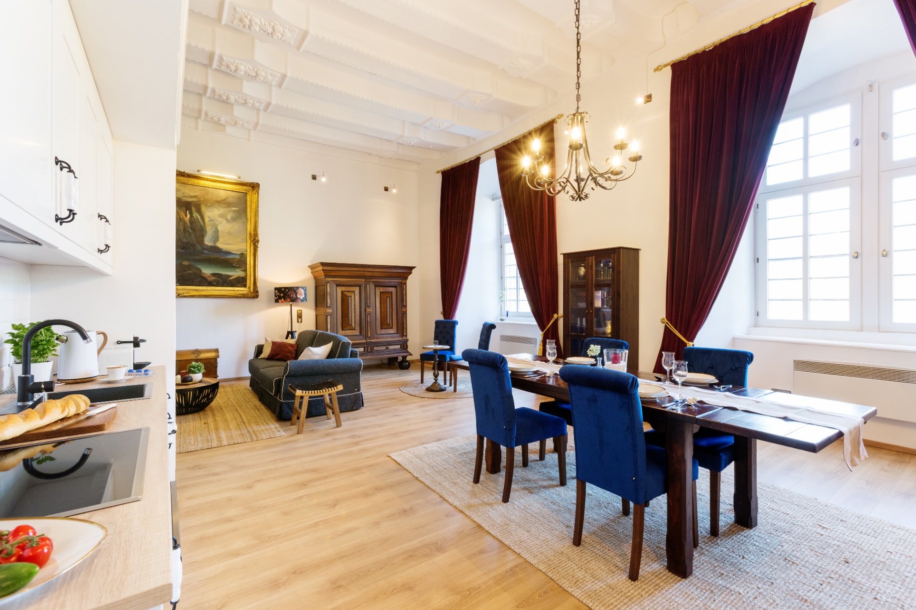Wohnraum mit Stuckdecke und Kronleuchter