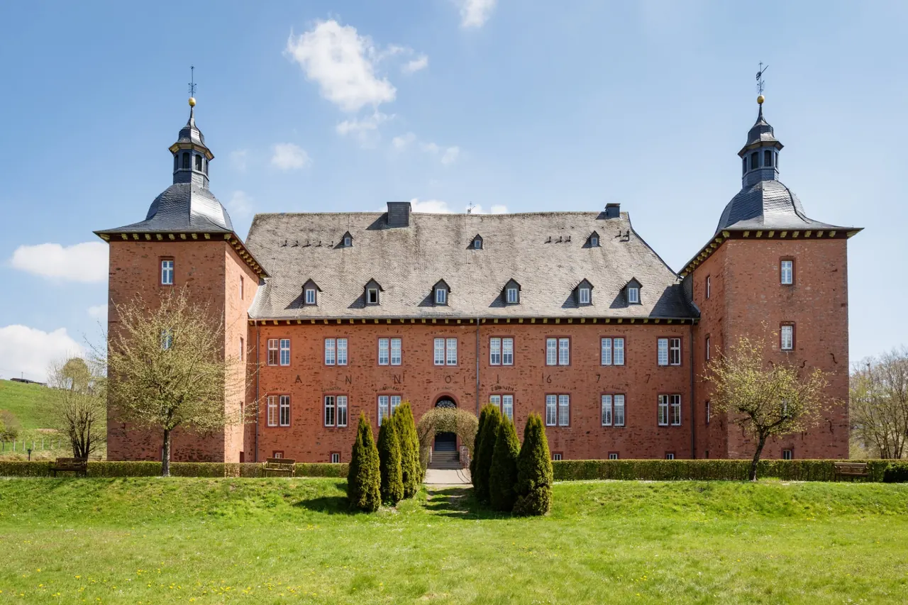 Der Schlosspark vor dem Fenster